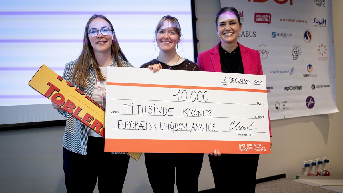 Europæisk Ungdom Aarhus modtager prisen for Årets Ungdomsforening 2024 for at få flere med i den politiske samtale